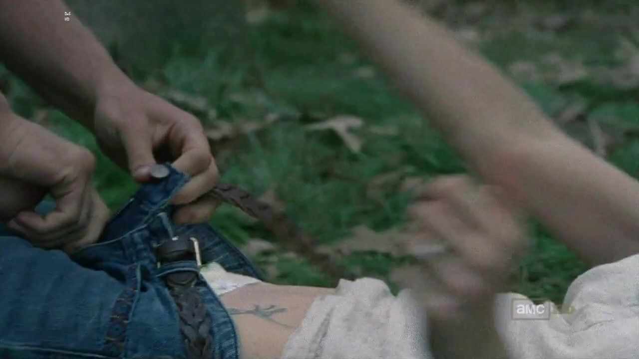 in Bra on The Walking Dead s01e02 HiDef 720p!