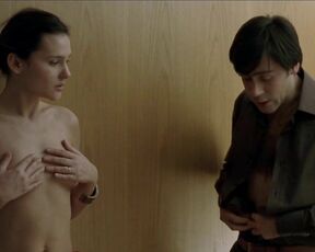 Topless in Un baiser, sil vous plait! HiDef 720p!