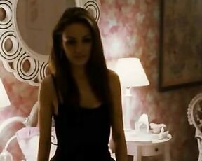 Natalie Portman and Mila Kunis in Undies and girl-on-girl action in Black Swan!