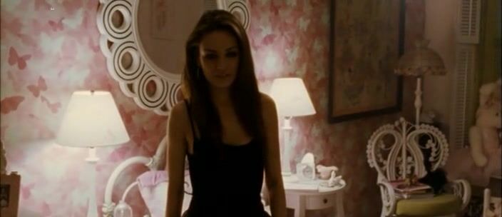 Natalie Portman and Mila Kunis in Undies and girl-on-girl action in Black Swan!