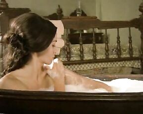 Nude having a bath from Tierra de Lobos season 1!