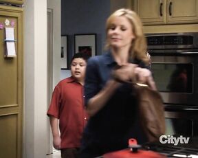 Cleavage on Modern Family s2e16 HiDef 720p!