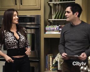 Cleavage on Modern Family s2e16 HiDef 720p!