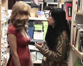 Cleavage and pseudolesbianism on Portlandia s1e6!