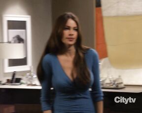 Cleavage on Modern Family s2e19 HiDef 720p!