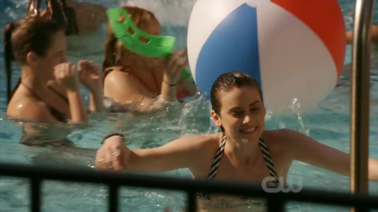 Jessica Lowndes, Jessica Stroup, AnnaLynne McCord and Gillian Zinser in Bikinis on 90210 s3e18 HiDef 720p!