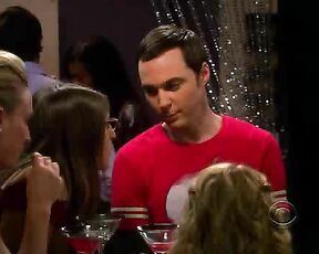 Lesbian Kiss on The Big Bang Theory s4e21!