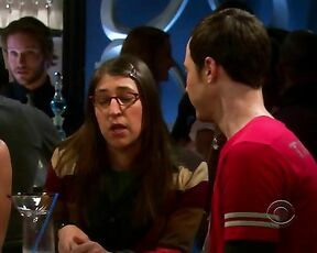 Lesbian Kiss on The Big Bang Theory s4e21!