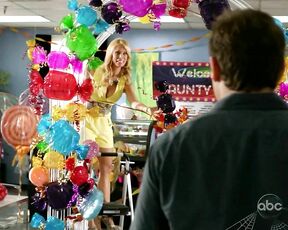 Cleavage on Suburgatory s01e05!