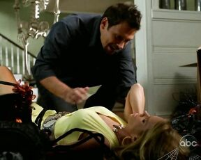 Cleavage on Suburgatory s01e05!