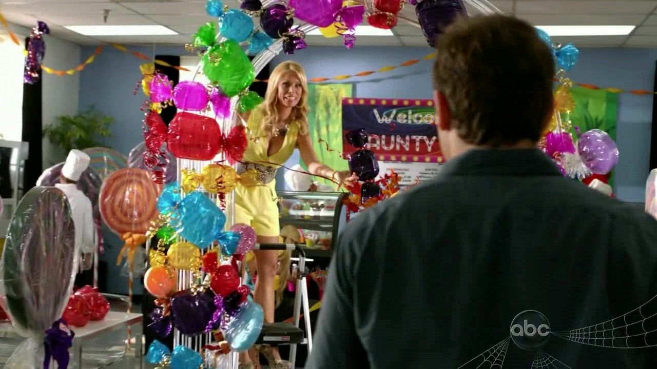 Cleavage on Suburgatory s01e05!