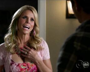 Cleavage on Suburgatory s01e06!