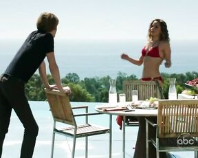 in Bikini on Revenge s01e08!