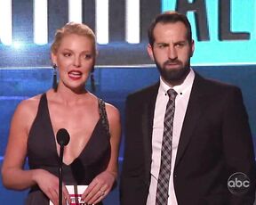 Cleavage at the AMAs!