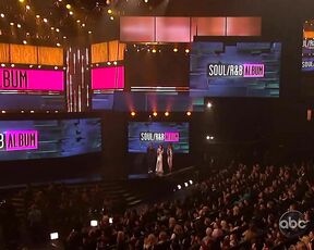 Cleavage at the AMAs!