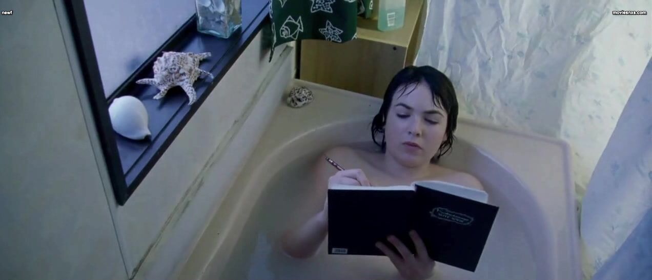 Nude in bathtub in In My Fathers Den HiDef 720p!