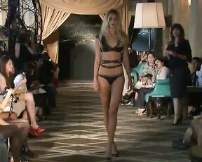 Nude Oops on the catwalk!