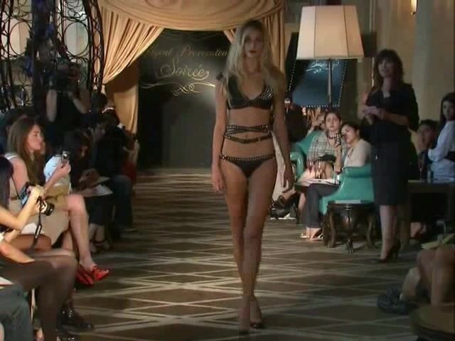 Nude Oops on the catwalk!