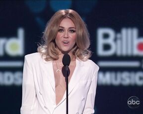 Cleavage and Legs at Billboard Music Awards 2012 HiDef 1080p!