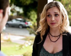 Cleavage on Wilfred s01e01!