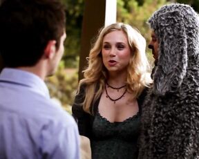 Cleavage on Wilfred s01e01!