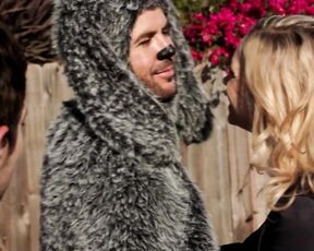 Cleavage on Wilfred s01e01!