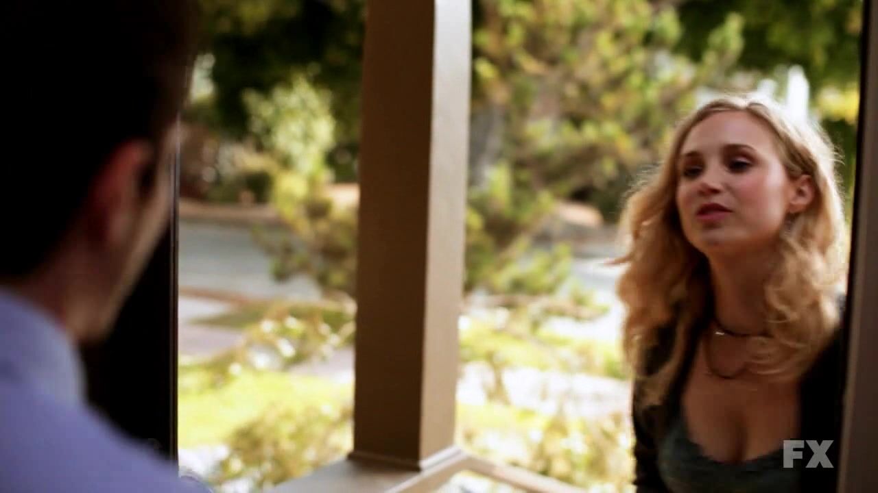 Cleavage on Wilfred s01e01!