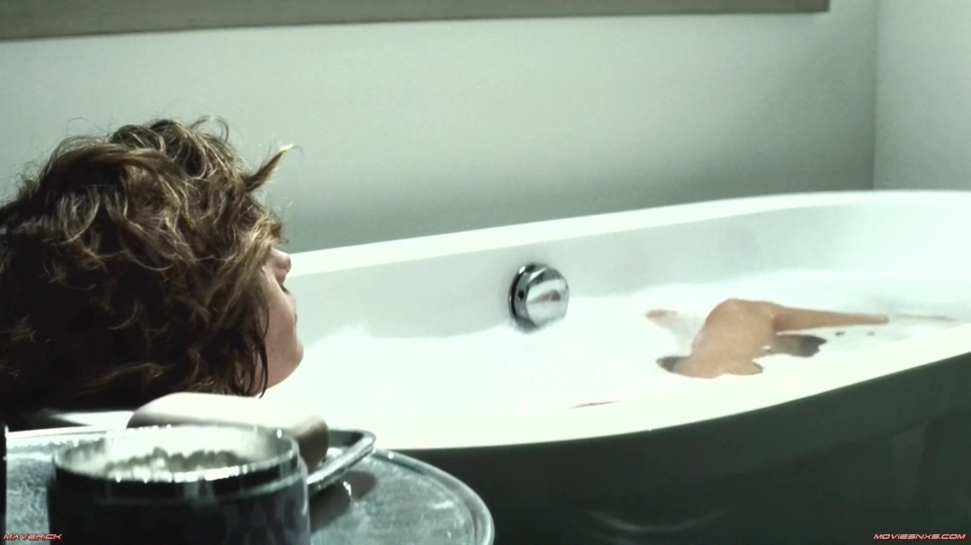 Nude in bathtub in Hereafter HiDef 1080p!