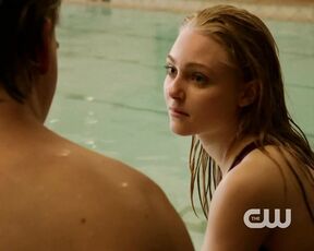 in Swimsuit on Carrie Diaries s01e01!