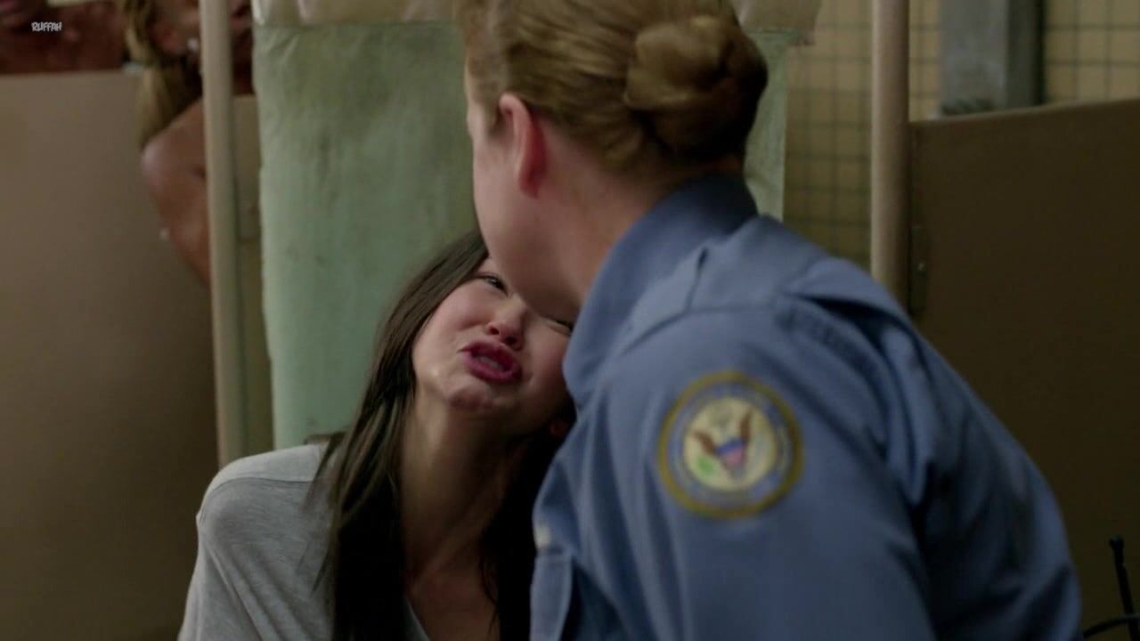 Natasha Lyonne and Kimiko Glenn Nude Lesbianism on Orange is the New Black s02e04e08 HiDef!