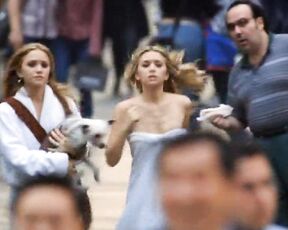 Mary-Kate and Ashley Olsen in Towel and Upskirt in New York Minute!