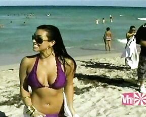 Celebrity Eye Candy in Bikini on beach!