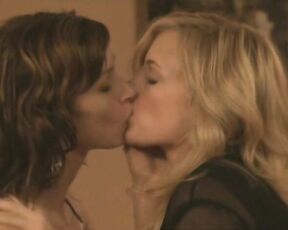 Bridget Moynahan and Heather Graham kissing in Gray Matters!