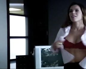 Topless in a office in Um Show de Verão!