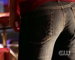 getting her butt grabbed on Smallville s07e01!