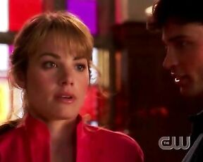 getting her butt grabbed on Smallville s07e01!