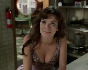 nice Cleavage on Pushing Daisies s1ep3!