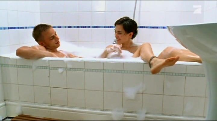 Nude in a bath and in a sauna in Spuren im Eis Eine Frau sucht die Wahrheit and Verliebte Jungs!