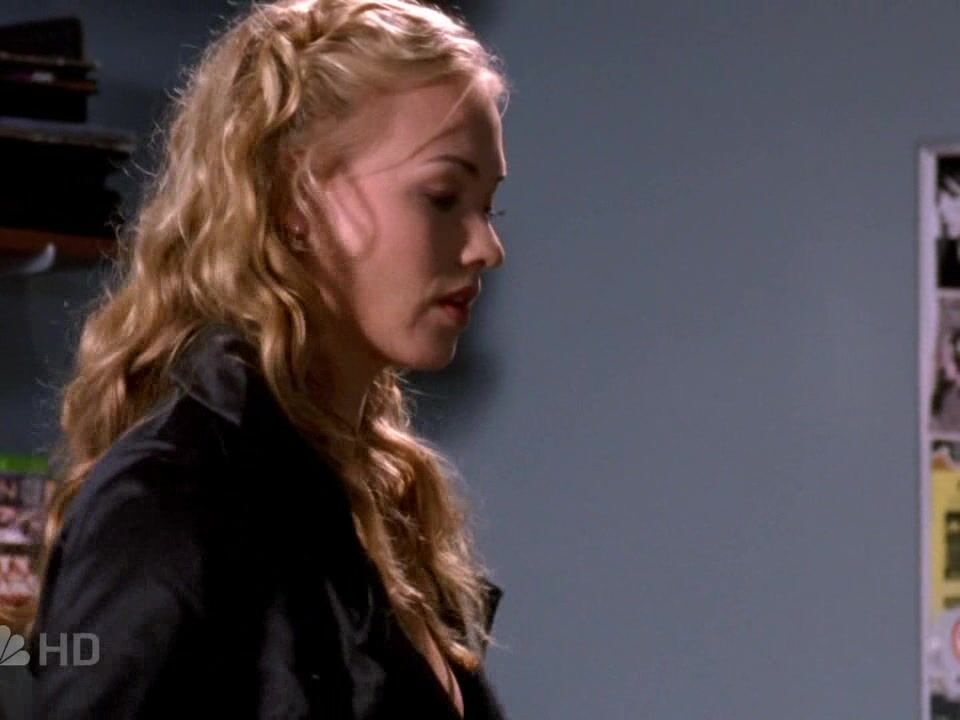 Cleavage and in purple Lingerie on Chuck S1e8!