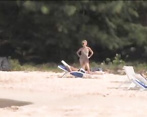 LQ Amateur Video of Her Strolling on the Beach in a Bikini!