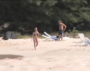 LQ Amateur Video of Her Strolling on the Beach in a Bikini!