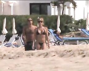 LQ Amateur Video of Her Strolling on the Beach in a Bikini!