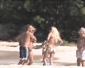 LQ Amateur Video of Her Strolling on the Beach in a Bikini!