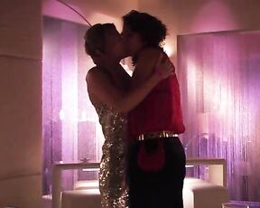 Jennifer Beals and Laurel Holloman kissing on The L Word S05E04!