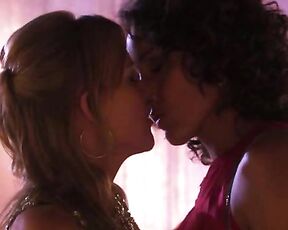 Jennifer Beals and Laurel Holloman kissing on The L Word S05E04!