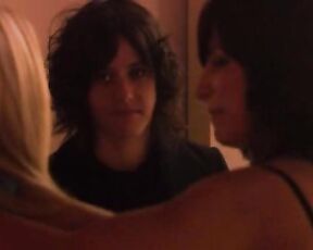 Mia Kirshner, Katherine Moennig, Elizabeth Keener and Alicia Leigh Willis Nude and kissing on The L Word S05E04!