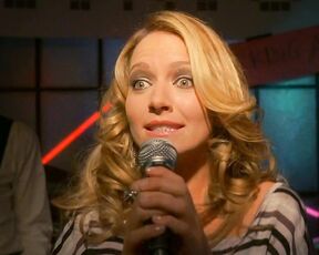 singing on Ugly Betty S2e13!