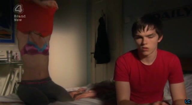 Bare Tits in Skins s02e04!