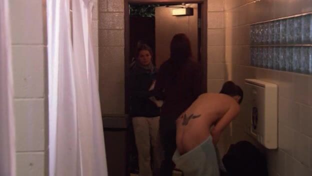 Katherine Moennig, Kate French, Clementine Ford and Unknown kissing and lockerroom nakedness from the L Word S05E10!