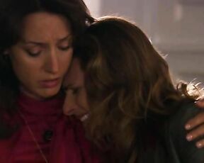 Jennifer Beals and Marlee Matlin kissing each other on the L Word S05 E11!